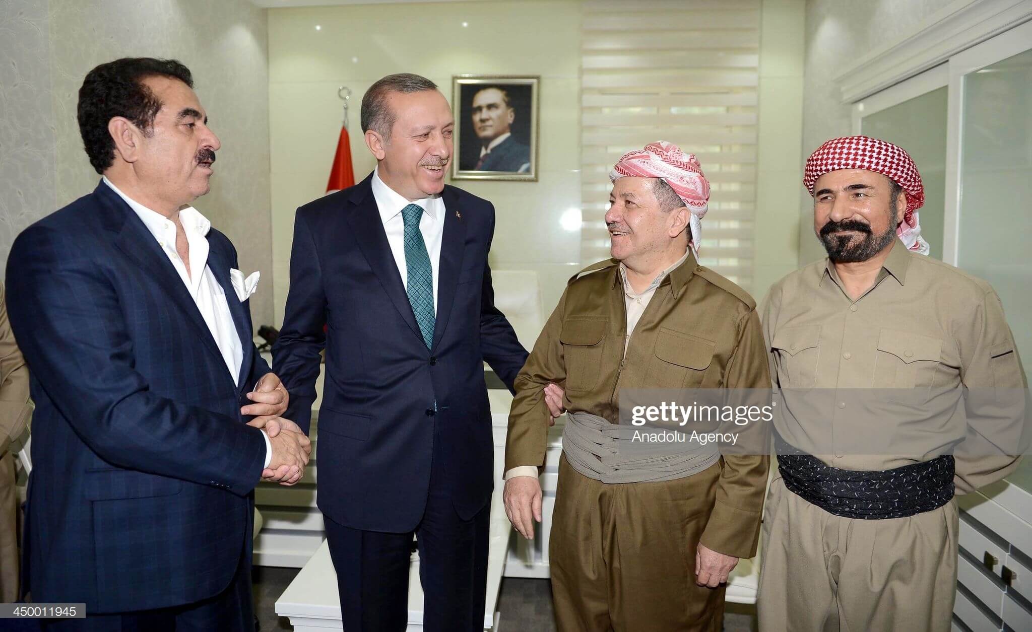 Recep Tayyip Erdoğan�ın Abdullah Öcalan resmi önünde poz verdiği
